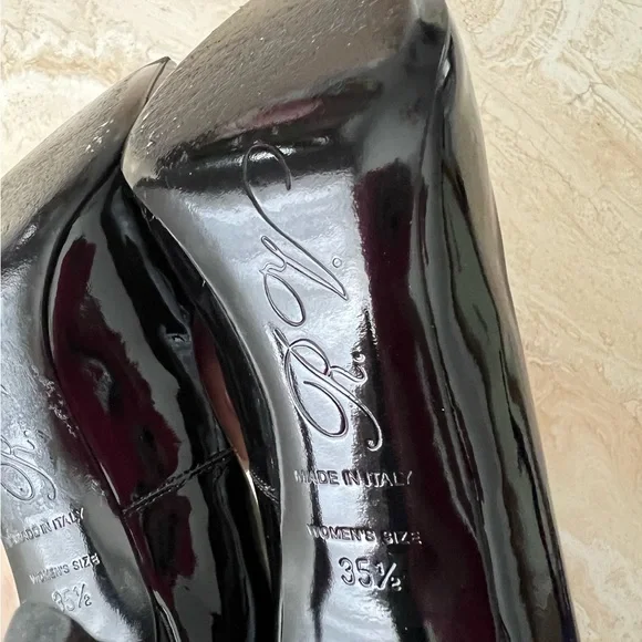 Roger Vivier patent leather gold logo high heels shoes 35,5 us 5,5
